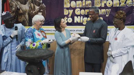 R-L Lai Mohammed, Minister fuer Information und Kultur in Nigeria, Geoffrey Onyeama, Aussenminister von Nigeria, Annalena Baerbock Buendnis 90/Die Gruenen, Bundesaussenministerin, und Claudia Roth Buendnis 90/Die Gruenen, Staatsministerin fuer Kultur und Medien, aufgenommen im Rahmen der Zeremonie zur Rueckgabe der Benin-Bronzen an Nigeria in Abuja, 20.12.2022. Deutschland gibt im Rahmen der Restitution zahlreiche Kunstgegenstaende, die als Beutekunst aus dem 19. Jahrhundert gelten, an den Staat Nigeria zurueck. Fuer die offizielle Uebergabe sind unter anderem Bundesaussenministerin Baerbock sowie Kulturstaatsministerin Roth und Direktorinnen und Direktoren deutscher Museen mitgereist. Abuja Nigeria *** R L Lai Mohammed, Minister of Copyright: xFlorianxGaertnerx 