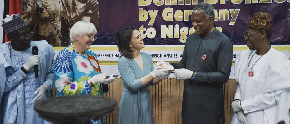 R-L Lai Mohammed, Minister fuer Information und Kultur in Nigeria, Geoffrey Onyeama, Aussenminister von Nigeria, Annalena Baerbock Buendnis 90/Die Gruenen, Bundesaussenministerin, und Claudia Roth Buendnis 90/Die Gruenen, Staatsministerin fuer Kultur und Medien, aufgenommen im Rahmen der Zeremonie zur Rueckgabe der Benin-Bronzen an Nigeria in Abuja, 20.12.2022. Deutschland gibt im Rahmen der Restitution zahlreiche Kunstgegenstaende, die als Beutekunst aus dem 19. Jahrhundert gelten, an den Staat Nigeria zurueck. Fuer die offizielle Uebergabe sind unter anderem Bundesaussenministerin Baerbock sowie Kulturstaatsministerin Roth und Direktorinnen und Direktoren deutscher Museen mitgereist. Abuja Nigeria *** R L Lai Mohammed, Minister of Copyright: xFlorianxGaertnerx