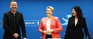 Berlins Regierende Bürgermeisterin Franziska Giffey, Senatorin für Umwelt, Mobilität, Verbraucher- und Klimaschutz Bettina Jarasch und Senator für Kultur und Europa Klaus Lederer am Ende einer Senatspressekonferenz im Roten Rathaus.