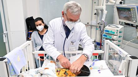 Ein Arzt behandelt ein mit dem RS-Virus infiziertes Kind in Sankt Augustin (Archivbild).