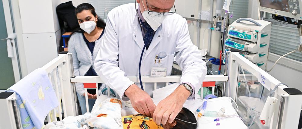 Ein Arzt behandelt ein mit dem RS-Virus infiziertes Kind in Sankt Augustin (Archivbild).