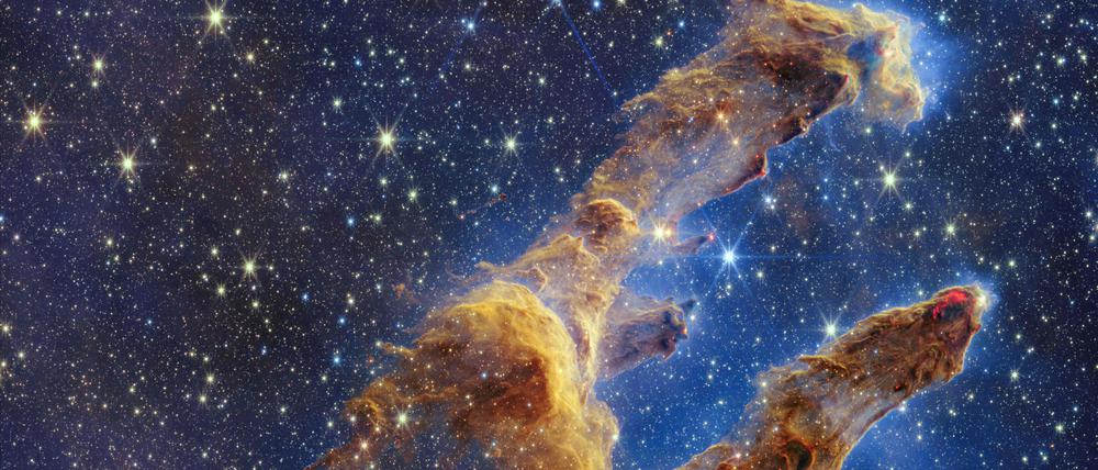 Schon Hubble hatte die „Säulen der Schöpfung“ im etwa 6500 Lichtjahre entfernten Adlernebel fotografiert – was zu einem der meistgezeigten Bilder wurde. Webb hat nun mit seinem Infrarot-Blick hingeschaut und in den Wolken aus kaltem Gas und Staub eine Vielzahl junger Sterne neu entdeckt. Solche Aufnahmen helfen Astronomen, die Sternentstehung in den Staubwolken besser zu verstehen.