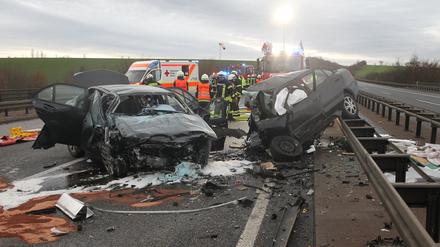 Zwei zerstörte Pkw stehen auf der Autobahn 38 nach einem Frontalzusammenstoß bei dem drei Menschen starben.