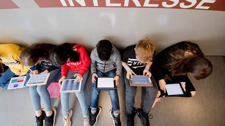 Digitale Schule: Schüler im Unterricht mit Tablet.