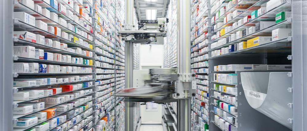 Blick in das automatisierte Medikamentenlager einer Apotheke. (Symbolbild)