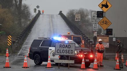 Caltrans-Arbeiter inspizieren die Fernbridge, die Hauptverkehrsader, die Ferndale mit dem Eel River verbindet, nach einem Erdbeben in der Nähe von Fortuna, Kalifornien.