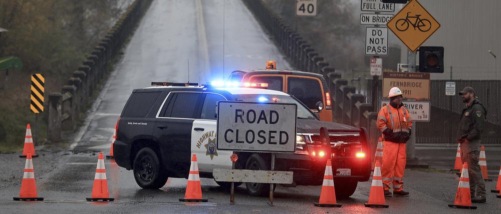 Caltrans-Arbeiter inspizieren die Fernbridge, die Hauptverkehrsader, die Ferndale mit dem Eel River verbindet, nach einem Erdbeben in der Nähe von Fortuna, Kalifornien.