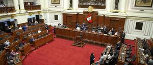 Von der Pressestelle des peruanischen Kongresses verbreitetes Handout-Bild der Plenarsitzung, in der die peruanischen Abgeordneten für vorgezogene Parlamentswahlen im April 2024 statt wie geplant 2026 stimmten, am 20. Dezember 2022 in Lima.