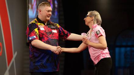 Fallon Sherrock gratuliert Ricky Evans zum Sieg.