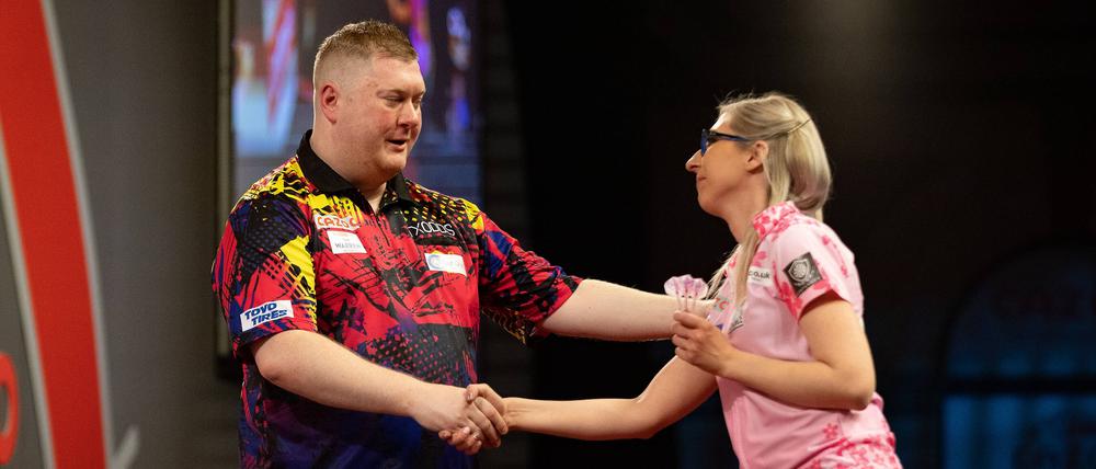 Fallon Sherrock gratuliert Ricky Evans zum Sieg.