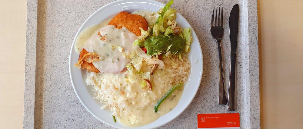 Unser Autor testet Berlins Kantinen. Diesmal: „Hähnchenbrust mit Schnittlauchsauce und Pasta und Salatbeilage“ für 7,20 Euro bei der BSR.