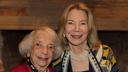 Feiern gemeinsam Chanukka am Pariser Platz. Die 101-jährige Holocaust-Überlebende . Margot Friedländer und US-Botschafterin Amy Gutmann.
