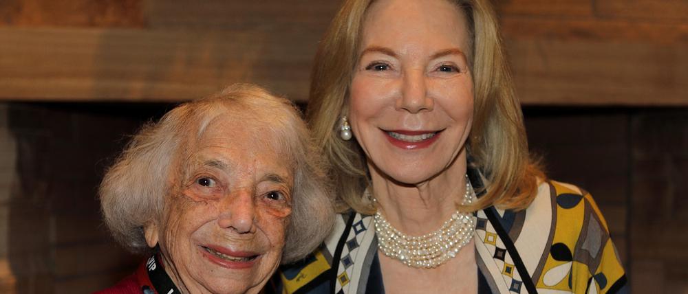 Feiern gemeinsam Chanukka am Pariser Platz. Die 101-jährige Holocaust-Überlebende . Margot Friedländer und US-Botschafterin Amy Gutmann.