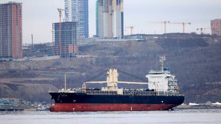Ein Frachtschiff liegt im Hafen von Wladiwostok und wartet darauf, entladen zu werden.
