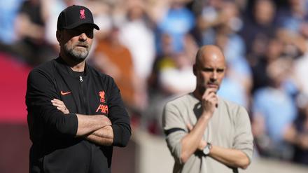 Jürgen Klopp (l.) und Pep Guardiola schauen kritisch auf das anstehende Duell im Ligapokal.