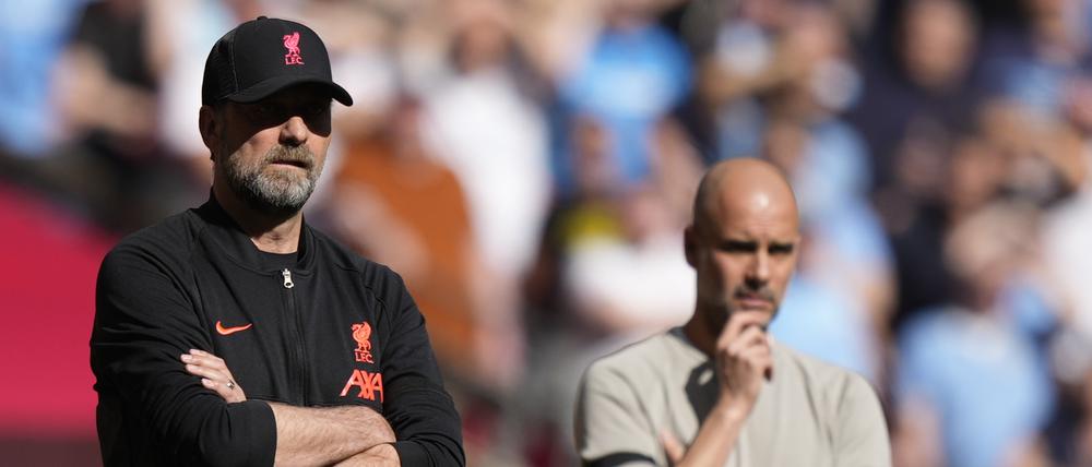 Jürgen Klopp (l.) und Pep Guardiola schauen kritisch auf das anstehende Duell im Ligapokal.