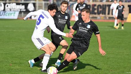 Louis Wagner von Tennis Borussia (links) hat es mit zwei Gegenspielern von der VSG Altglienicke zu tun (li. Kolja Oudenne und Gordon Büch).