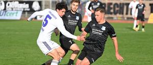 Louis Wagner von Tennis Borussia (links) hat es mit zwei Gegenspielern von der VSG Altglienicke zu tun (li. Kolja Oudenne und Gordon Büch). 