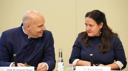 Wissenschaftsministerin Manja Schüle (SPD) mit Eckhard Nagel, Projektbeauftragter für den Aufbau des Innovationszentrums in Cottbus.