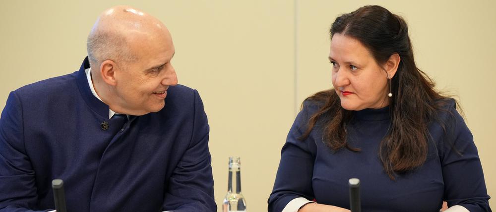 Wissenschaftsministerin Manja Schüle (SPD) mit Eckhard Nagel, Projektbeauftragter für den Aufbau des Innovationszentrums in Cottbus.