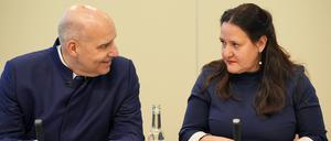 Wissenschaftsministerin Manja Schüle (SPD) mit Eckhard Nagel, Projektbeauftragter für den Aufbau des Innovationszentrums in Cottbus.