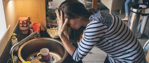 Keine Unterstützung vom ehemaligen Partner und das Geld reicht auch nicht. So sieht das  Leben für viele alleinerziehende Frauen aus.