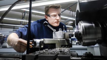Für Azubis strebt die IG Metall eine deutliche höhere Vergütung an. 