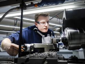 Auszubildender im Metallberufen – hier an einer Werkzeugmaschine. 