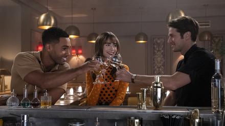 Wer soll’s denn jetzt sein? Emily (Lily Collins) kann sich nicht zwischen Alfie (Lucien Laviscount, links) und Gabriel (Lucas Bravo) entscheiden.