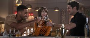 Wer soll’s denn jetzt sein? Emily (Lily Collins) kann sich nicht zwischen Alfie (Lucien Laviscount, links) und Gabriel (Lucas Bravo) entscheiden. 