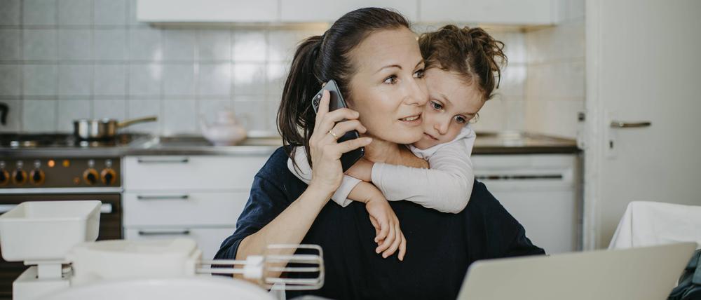 Mutter arbeitet im Homeoffice, mit Kind und Haushalt, Österreich, Europa 