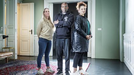 Aicy Eisner, Smiley Baldwin und Kat in ihrem Büro