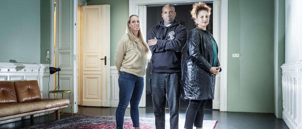Aicy Eisner, Smiley Baldwin und Kat in ihrem Büro