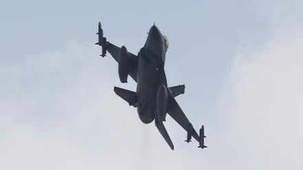 Eine türkische F-16 in Adana (Archivbild vom 27. Juli 2015).