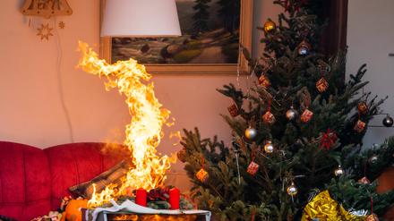 Die Berliner Feuerwehr weist bei seiner Adventspressekonferenz auf Gefahren der Weihnachtszeit hin (Symbolbild).