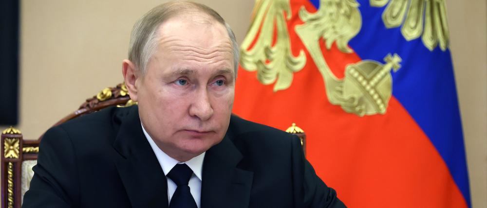 HANDOUT - 21.12.2022, Russland, Moskau: Dieses von der staatlichen russischen Nachrichtenagentur Sputnik via AP veröffentlichte Foto zeigt Wladimir Putin, Präsident von Russland, der per Videokonferenz an der Eröffnungszeremonie für das Gaskondensatfeld Kowykta teilnimmt. Foto: Mikhail Kuravlev/Pool Sputnik Kremlin/AP/dpa +++ dpa-Bildfunk +++