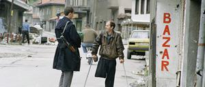 Waffen und zivile Opfer: Straßenszene in Sarajevo im Mai 1993