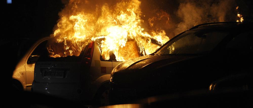 Ein brennendes Fahrzeug. (Symbolfoto)