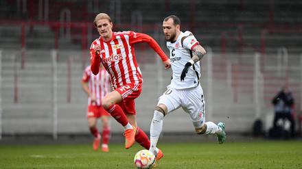 Marcel Hartel (rechts) kehrte beim Testspiel gegen Union (links Morten Thorsby) an seine alte Wirkungsstätte zurück.