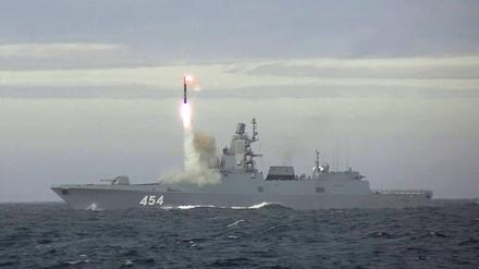 Ein Foto des russischen Verteidigungsministeriums zeigt den Abschuss einer Zirkon-Rakete von der Fregatte Admiral Gorschkow in der Barentssee (Symbolbild).