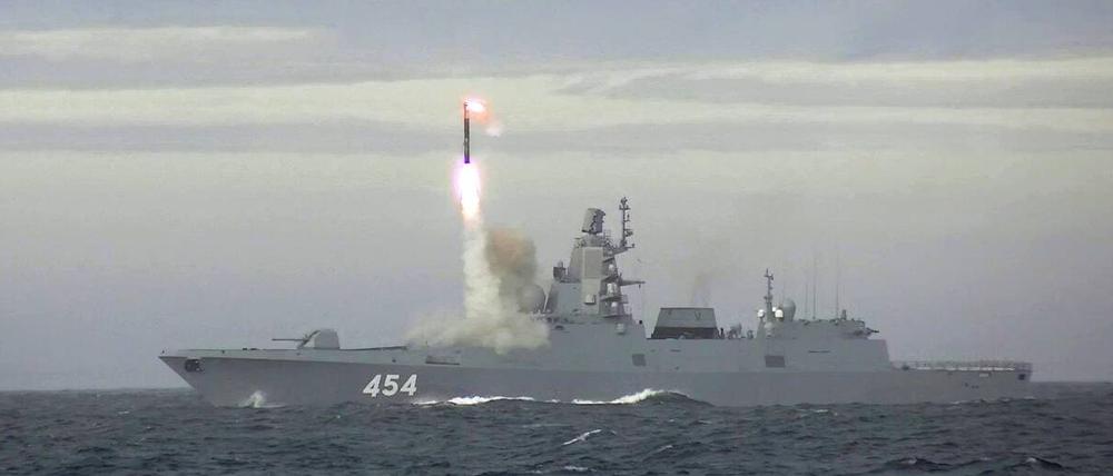 Ein Foto des russischen Verteidigungsministeriums zeigt den Abschuss einer Zirkon-Rakete von der Fregatte Admiral Gorschkow in der Barentssee (Symbolbild).