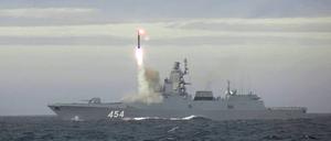 Ein Foto des russischen Verteidigungsministeriums zeigt den Abschuss einer Zirkon-Rakete von der Fregatte Admiral Gorschkow in der Barentssee (Symbolbild).