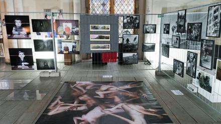 Ukrainische Kunst wird gemeinsam mit den Werken von Berliner und internationalen Künstler:innen präsentiert. 