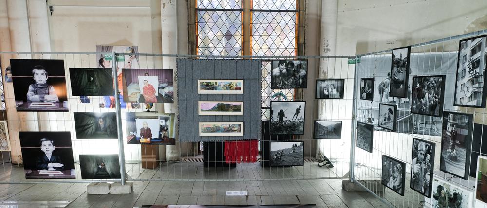 Ukrainische Kunst wird gemeinsam mit den Werken von Berliner und internationalen Künstler:innen präsentiert. 