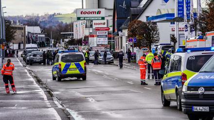Zahlreiche Einsatzkräfte sind nach einer tödlichen Gewalttat in Schorndorf im Einsatz.