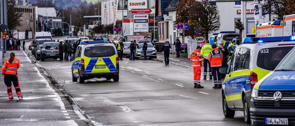 Zahlreiche Einsatzkräfte sind nach einer tödlichen Gewalttat in Schorndorf im Einsatz.