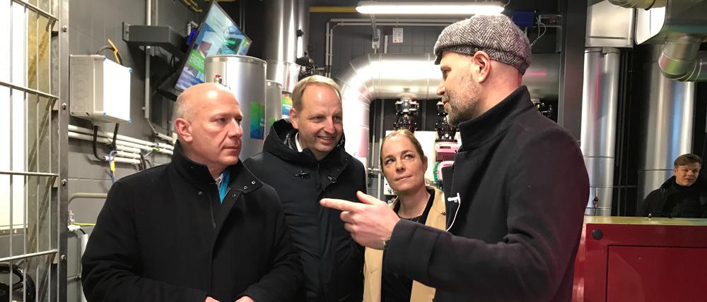 Kai Wegner und Thomas Heilmann von der CDU vor dem Blockheiz-Kraftwerk auf dem Euref-Campus. Neben Wegner und Heilmann sind noch Matthias Prennig, Leiter Immobilienwirtschaft und Quartiere von der Gasag und die CDU-Europaabgeordnete Hildegard Bentele zu sehen.