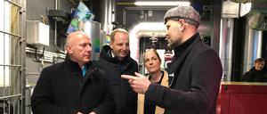 Kai Wegner und Thomas Heilmann von der CDU vor dem Blockheiz-Kraftwerk auf dem Euref-Campus. Neben Wegner und Heilmann sind noch Matthias Prennig, Leiter Immobilienwirtschaft und Quartiere von der Gasag und die CDU-Europaabgeordnete Hildegard Bentele zu sehen.