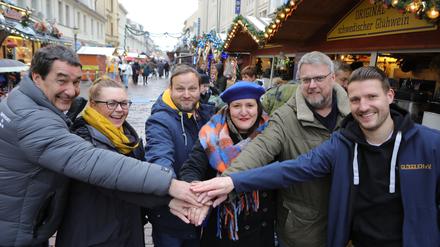 Spendenaktion in Potsdam, initiiert von Lakritzkontor Dietmar Teickner (2.v.r.) und Kulturministerin Manja Schüle (3.v.r.), die Spenden sammeln sowohl für Potsdamer Tafel als auch Ukraine-Hilfe EvB. Erstspenderliste enthällt mehr als 30 Potsdamer. Unter anderen Klaus-Peter Beyer (links), Daniela Zuklic (2.v.l.), Daniel Wessel (3.v.l.) und Tom Nattermann. Sie alle spenden die Hälfte der Energiepauschale (150 Euro).