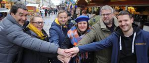 Spendenaktion in Potsdam, initiiert von Lakritzkontor Dietmar Teickner (2.v.r.) und Kulturministerin Manja Schüle (3.v.r.), die Spenden sammeln sowohl für Potsdamer Tafel als auch Ukraine-Hilfe EvB. Erstspenderliste enthällt mehr als 30 Potsdamer. Unter anderen Klaus-Peter Beyer (links), Daniela Zuklic (2.v.l.), Daniel Wessel (3.v.l.) und Tom Nattermann. Sie alle spenden die Hälfte der Energiepauschale (150 Euro).